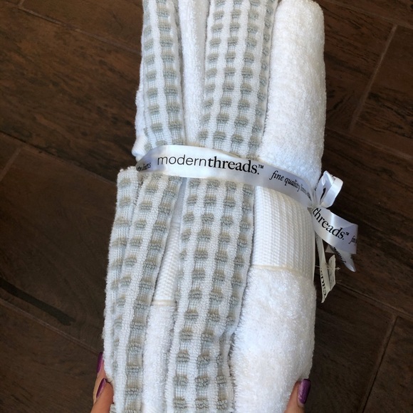 Modern Threads towel set white taupe NWT - Picture 2 of 3